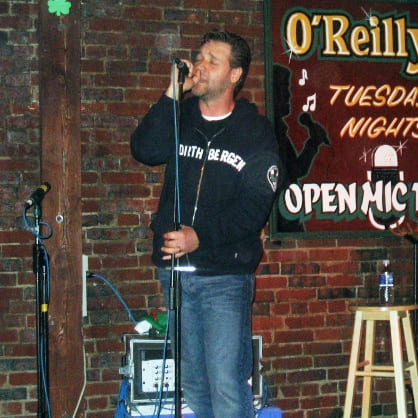 Russell Crowe canta em junho de 2005