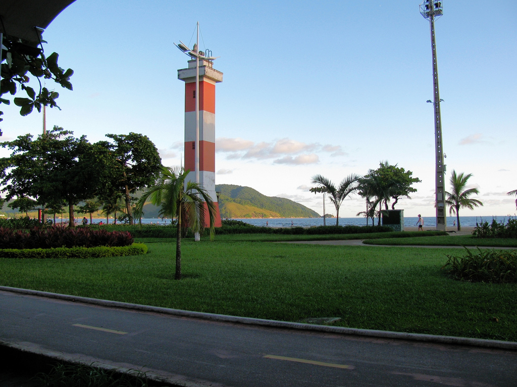 Praia do Boqueirão – Vizinha ao Gonzaga, destaca-se pela infraestrutura urbana e pela localização estratégica na região central da cidade. O bairro concentra feiras, espaços culturais, instituições de ensino, hospitais e supermercados, além de apresentar presença significativa de moradores idosos e grande fluxo diário de pessoas.
