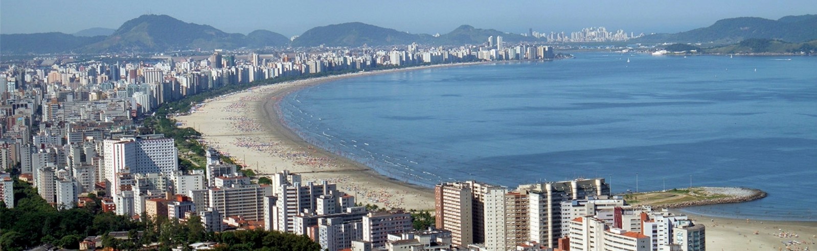 A Praia de Santos, porÃ©m, recebe diferentes denominaÃ§Ãµes conforme o trecho, geralmente identificadas pelos canais que desembocam no mar. As transiÃ§Ãµes entre uma praia e outra sÃ£o sutis e tÃªm caracterÃ­sticas semelhantes. 
