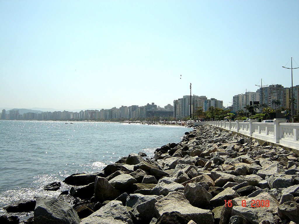 Ponta da Praia – Localizada na extremidade da orla santista, caracteriza-se pela faixa de areia reduzida e pela vista do Porto de Santos. O local é conhecido pelo pôr do sol e concentra importantes equipamentos turísticos, como o Aquário de Santos, o Museu do Mar e o Museu da Pesca, além de ter recebido melhorias recentes em iluminação e infraestrutura urbana.
