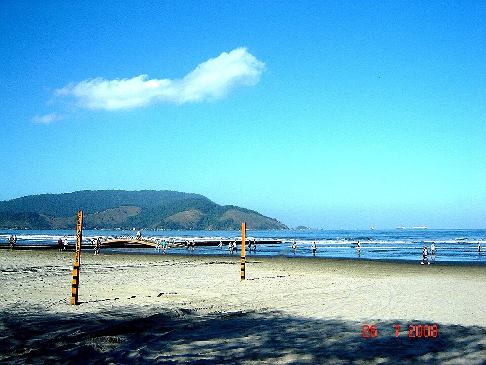 Praia do Embaré – Associada ao público jovem, reúne bares e restaurantes próximos à orla e oferece fácil acesso a diferentes pontos da cidade. Um de seus principais marcos é a Basílica de Santo Antônio do Embaré, construção de destaque na paisagem urbana e importante referência religiosa do município.

