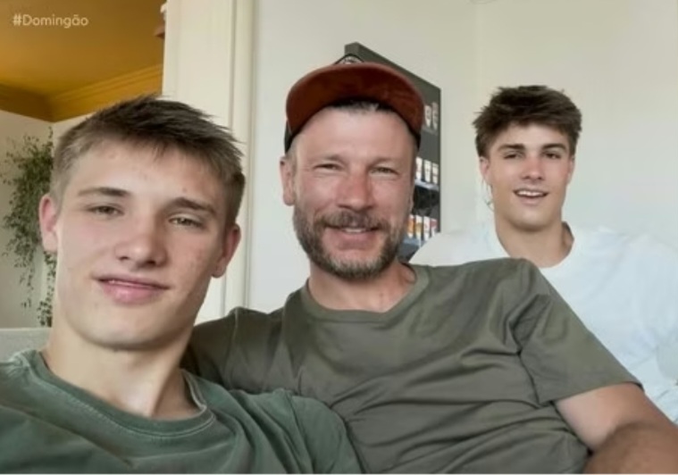 Já os filhos gêmeos do casal, João Hilbert e Francisco Hilbert, também enviaram uma mensagem: “A gente está muito orgulhoso, e a gente te ama muito”, disse João, e Francisco completou: “A gente está morrendo de saudade”. 