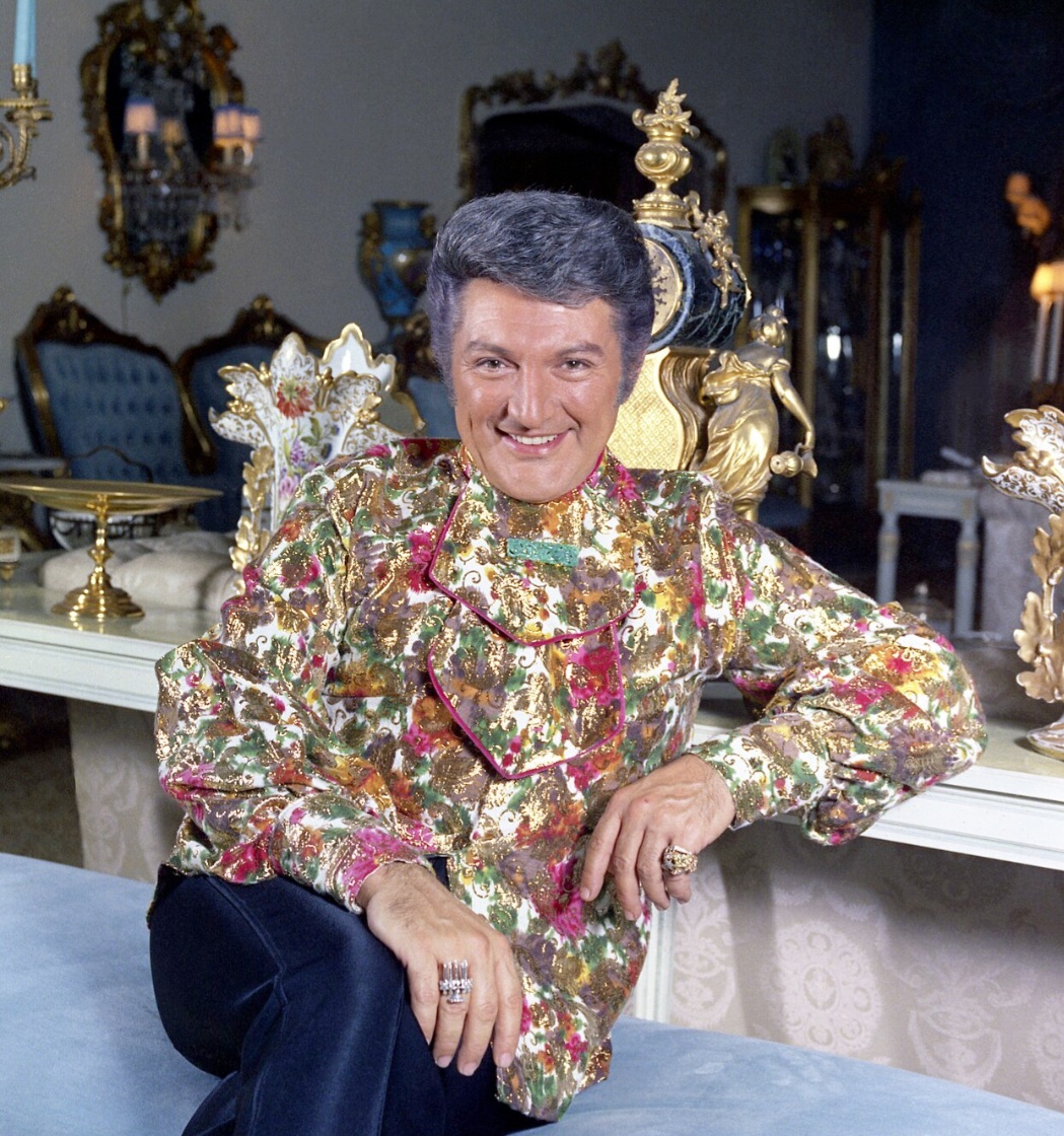 Liberace — Showman inesquecível, transformou o piano em espetáculo com técnica sólida e beleza cênica. Seu estilo exuberante unia virtuosismo, humor e glamour, fazendo dele um dos pianistas mais populares do século XX.