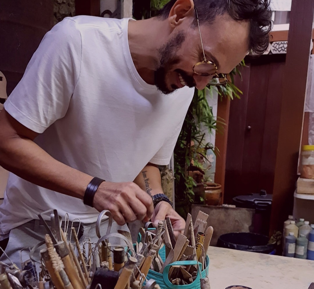 A escultura, criada pelo artista carioca Mario Pitanguy, representa um beija-flor emoldurado por uma janela com flores — referência direta às visitas diárias das aves que Cazuza observava de seu leito. 