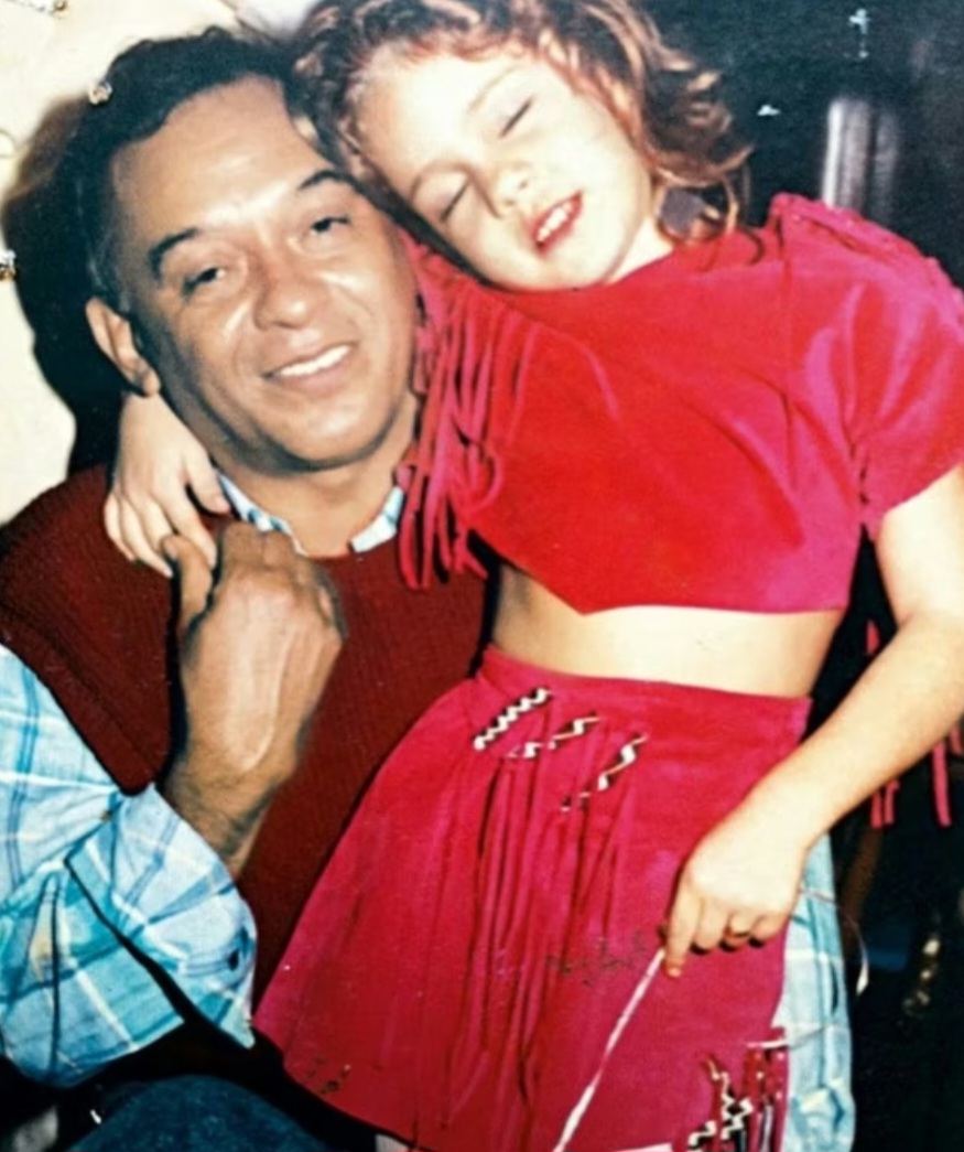 Leandra disse que cresceu achando essa configuraÃ§Ã£o  natural . E disse que essa experiÃªncia ampliou sua visÃ£o sobre afeto e convivÃªncia. Para a atriz, a histÃ³ria dos pais mostra que hÃ¡ muitas formas possÃ­veis de criar laÃ§os e educar uma filha.