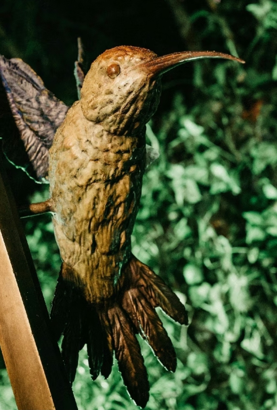 A peça é feita em bronze e conecta o ambiente natural da Mata Atlântica ao imaginário do compositor.