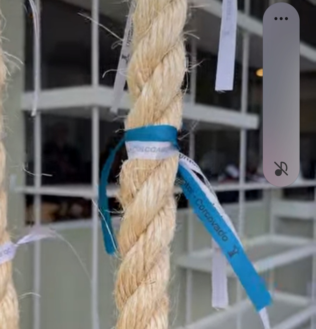 Os devotos podem amarra fitinhas de gratidão em vários pontos da sala, mantendo uma memória da graça alcançada.