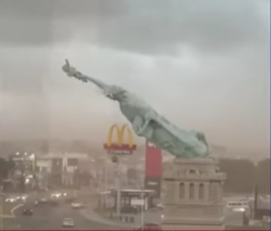 Estátua da Liberdade de Guaíba despenca com temporal e imagem impressiona; veja réplicas pelo mundo