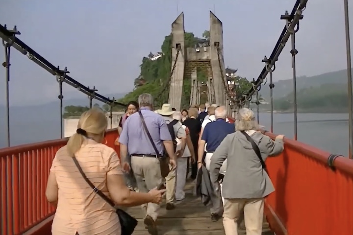 Os visitantes acessam o local atravessando uma ponte que os leva à base da muralha protetora.