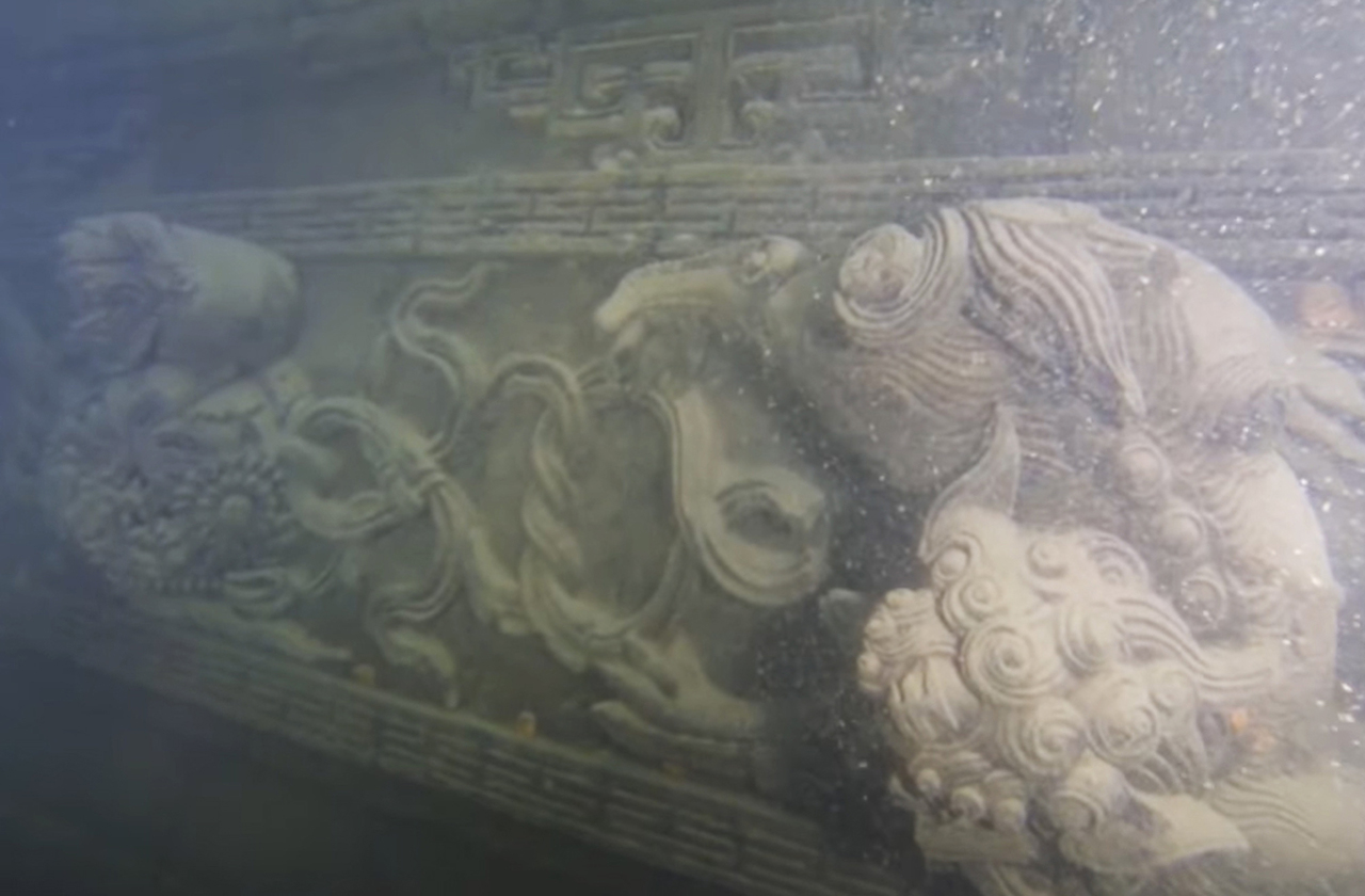 A baixa oxigenação e a ausência de luz impediram erosão acelerada. A água funciona como uma espécie de “congelamento” natural das estruturas. Por isso, Shicheng é considerada um dos sítios submersos mais bem preservados do mundo.