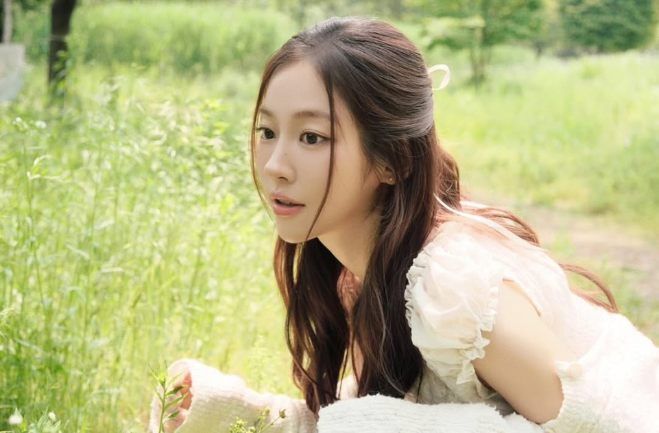 A atriz é frequentemente elogiada por sua expressão facial precisa e silenciosa. Críticos apontam que ela transmite emoções complexas com economia de gestos em um estilo que a diferencia entre jovens atrizes coreanas.