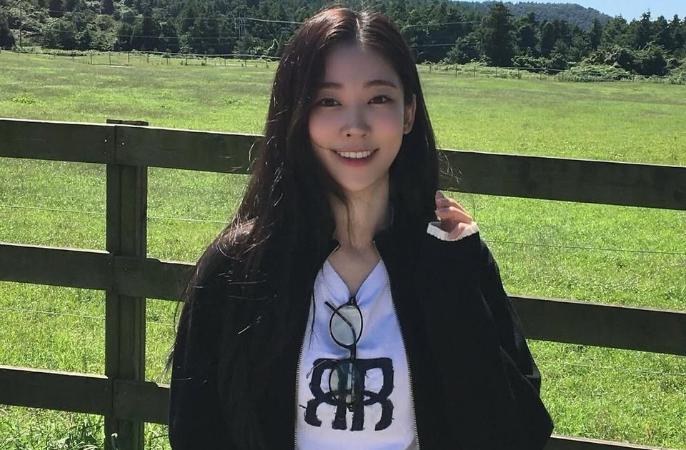 Além disso, a popularidade da atriz em 2025 cresceu impulsionada por buscas globais e engajamento nas redes. O público jovem se identifica com sua autenticidade e presença discreta, tornando-a uma referência de talento emergente.