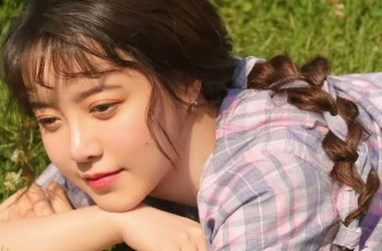 Song Ji?woo costuma escolher projetos que exploram relações humanas intensas e demonstra preferência por personagens com conflitos internos. Isso fortalece consideravelmente sua marca como intérprete emocionalmente profunda.