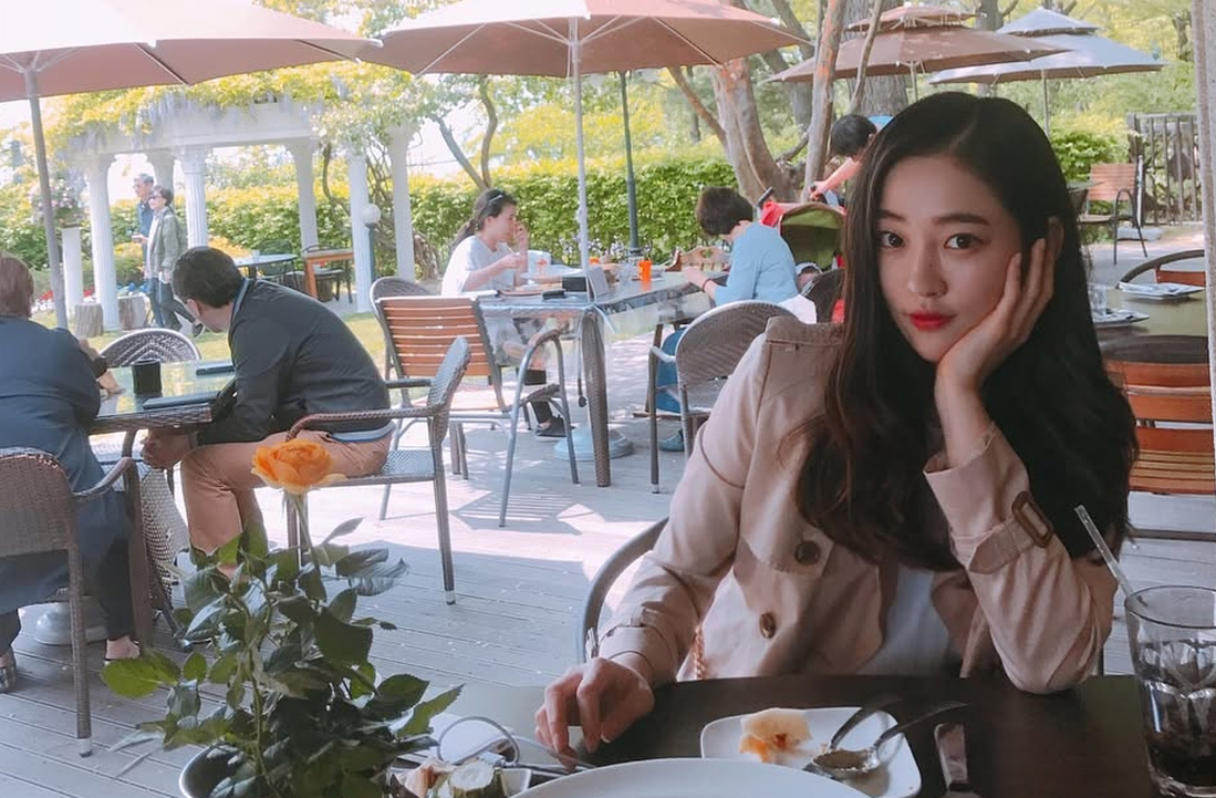 Song Ji?woo iniciou sua carreira em 2019, construindo aos poucos uma filmografia sólida que chamou atenção do público e da crítica. Sua evolução constante demonstra domínio crescente e de técnicas, além de um amadurecimento artístico que abriu portas para papéis mais complexos.