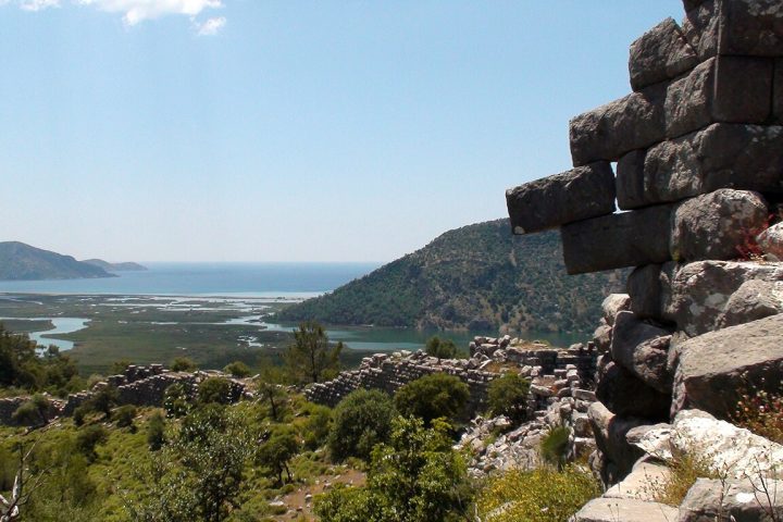 <p>Hoje, Kaunos é um importante sítio arqueológico e uma das áreas históricas mais relevantes do sudoeste da Turquia, integrada a uma paisagem natural marcada por pântanos, montanhas e canais fluviais.</p>
