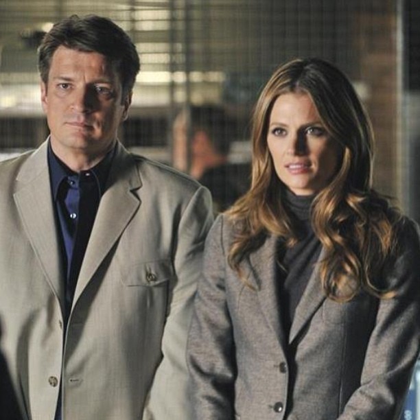 Na época da saída de Katic, circularam ainda relatos na mídia sobre supostas tensões entre ela e Nathan Fillion nos bastidores. Algumas publicações citaram fontes anônimas que afirmavam que os dois evitavam contato fora das gravações e que teriam recorrido a uma espécie de “terapia de casal” para lidar com a relação profissional. Essas informações, no entanto, nunca foram confirmadas oficialmente.
