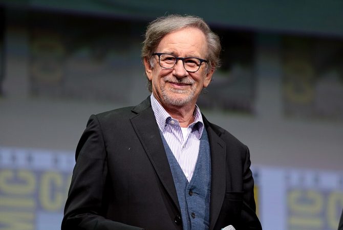 Steven Spielberg celebra 79 anos com teaser de “Dia D”, seu novo filme de ficção científica