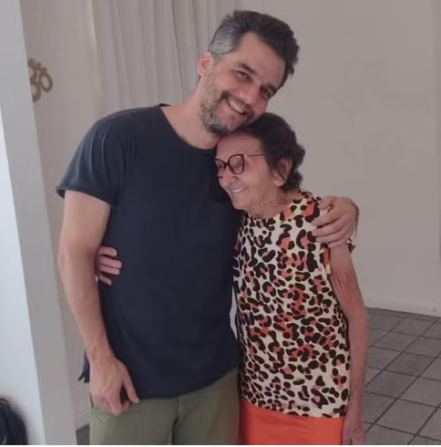 Para não perder novas oportunidades, Tânia decidiu parar de fumar e agora sonha em viajar para a cerimônia do Oscar, rejeitando qualquer limite imposto pela idade.