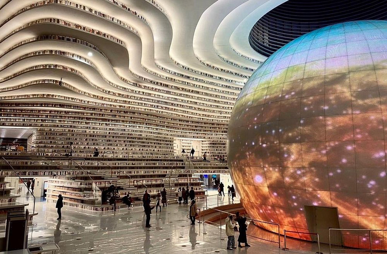 As curvas remetem a paisagens naturais e cavernas, arquitetura que imita a fluidez da natureza. O visitante sente-se dentro de uma escultura habitável, onde design e ambiente se fundem em poesia espacial.