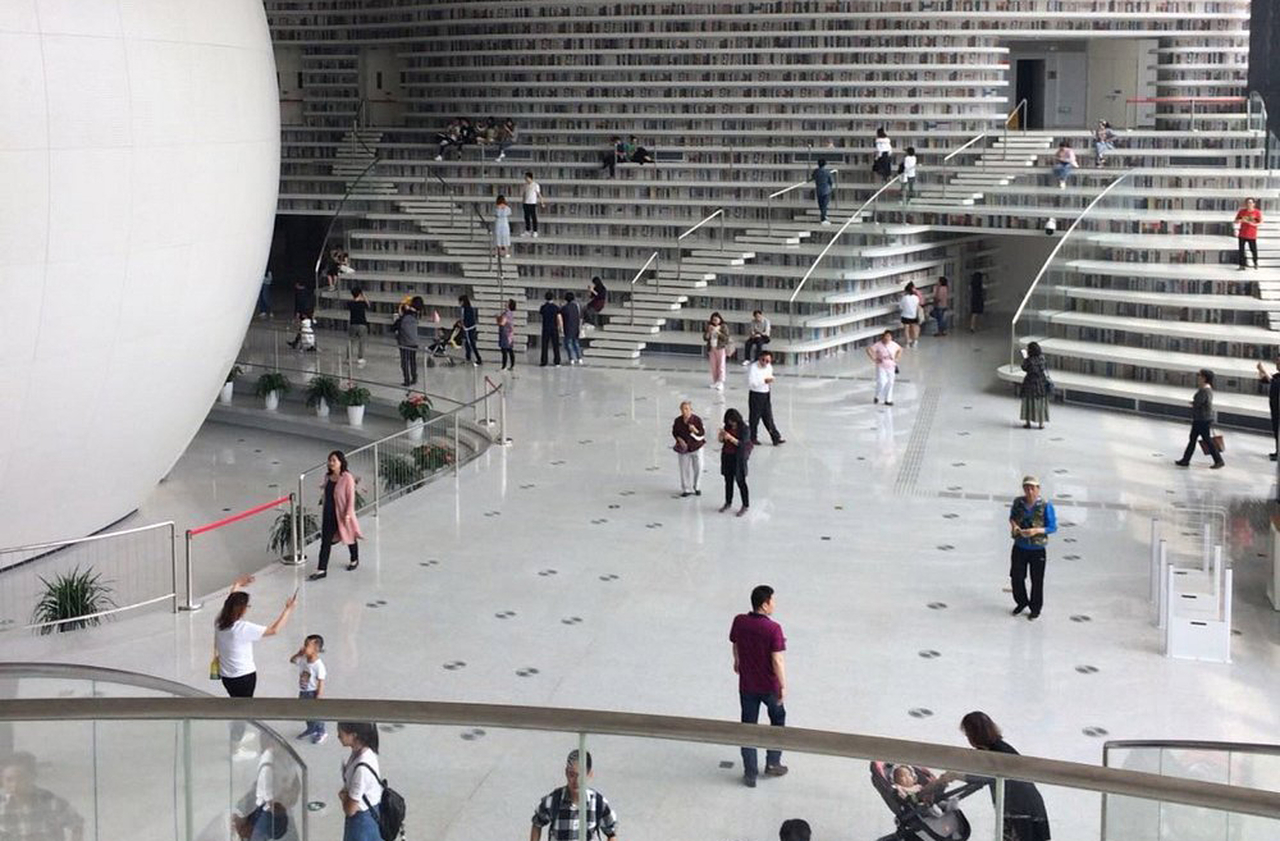 Contudo, cada detalhe reforça a monumentalidade de um espaço dedicado às ideias e pensado para ser funcional e cenográfico. Nele, o visitante se sente pequeno diante da grandeza do saber. A biblioteca, aliás, abriu em outubro de 2017 e logo na primeira semana de funcionamento, foi visitada por aproximadamente dez mil pessoas por dia, sendo responsável por filas gigantescas do lado de fora.