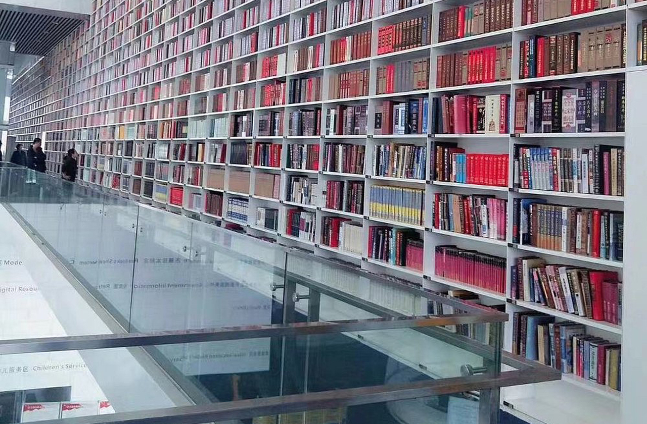 Concebida pelo estúdio holandês MVRDV em parceria com o Instituto de Planeamento Urbano e Design de Tianjin, a biblioteca nasceu da ideia de unir funcionalidade e espetáculo, cabendo um total de 1,2 milhões de livros. O resultado redefine o conceito de bibliotecas no século 21, onde design e cultura se fundem em harmonia futurista.