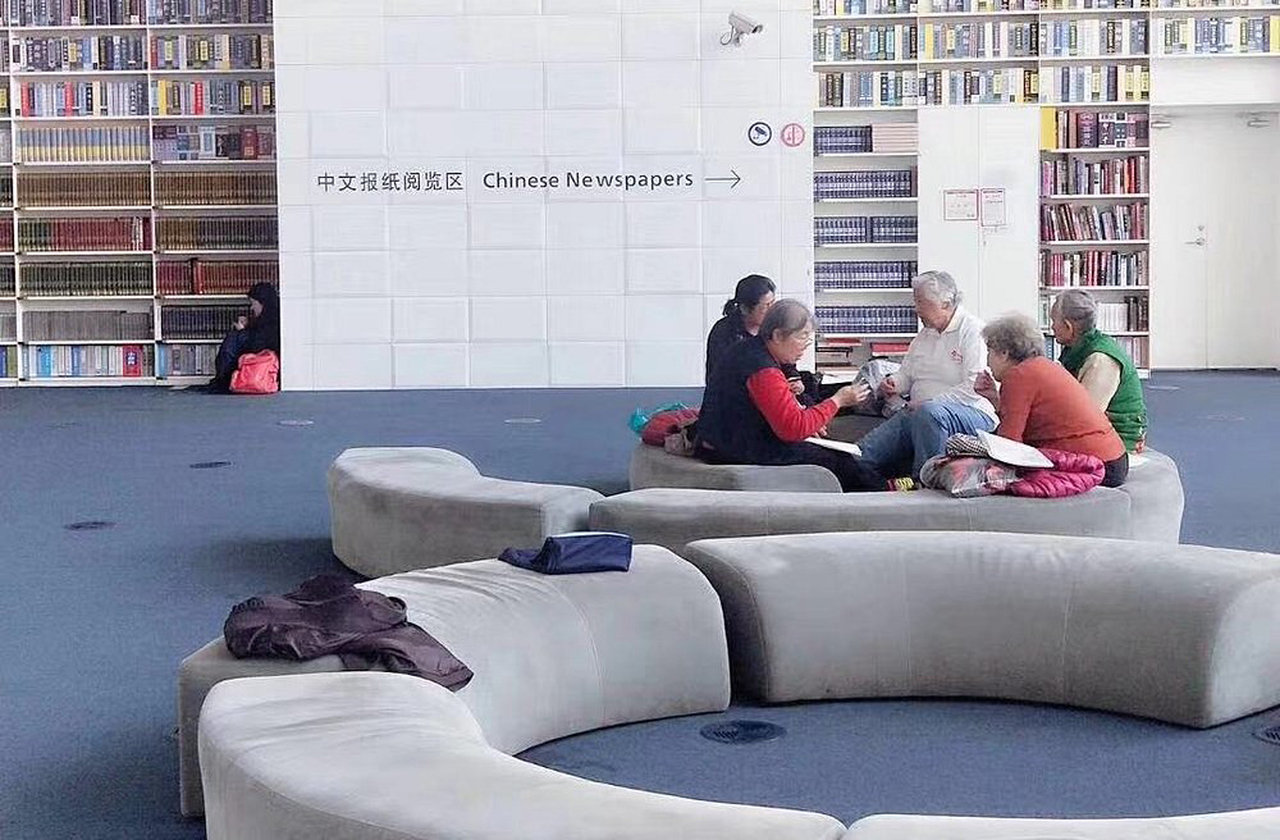 Além de lugar de estudo, é centro de convivência e encontro, com salas de leitura, auditórios e áreas para diálogo. Ali, conhecimento e vida comunitária se juntam em ritmo constante, fazendo da biblioteca um organismo vivo dentro da cidade. Caminhar por suas curvas é uma viagem sensorial, onde escala, luz e silêncio criam atmosfera única. Cada passo revela novos ângulos e perspectivas inesperadas.