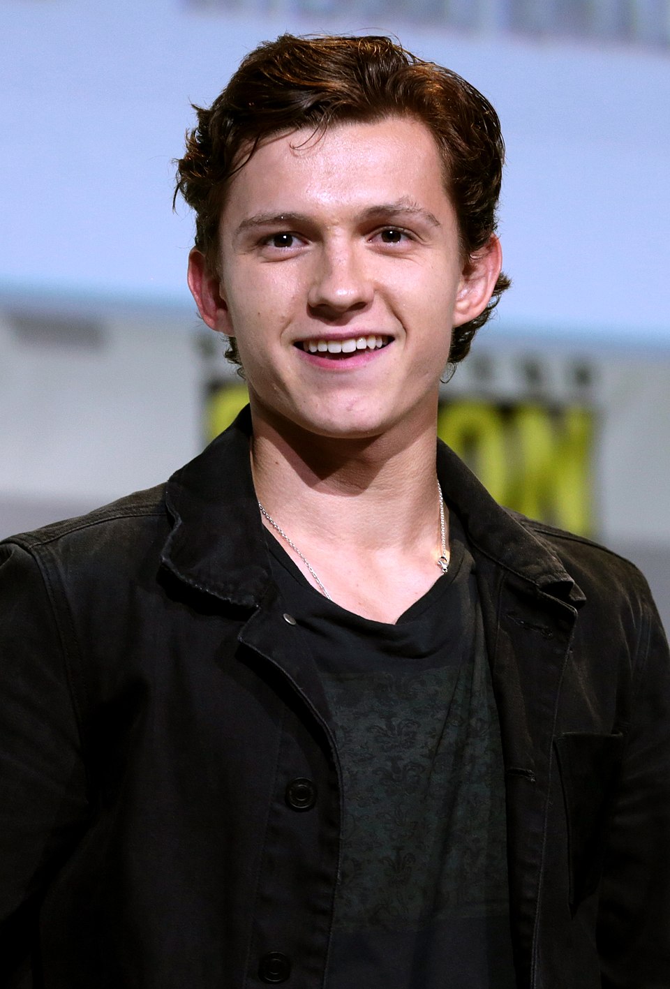 A trajetÃ³ria artÃ­stica de Tom Holland, porÃ©m, comeÃ§ou ainda na infÃ¢ncia. A seguir, saiba mais desse ator, que em 2017 recebeu o prÃªmio BAFTA de Melhor Ator em AscensÃ£o.
