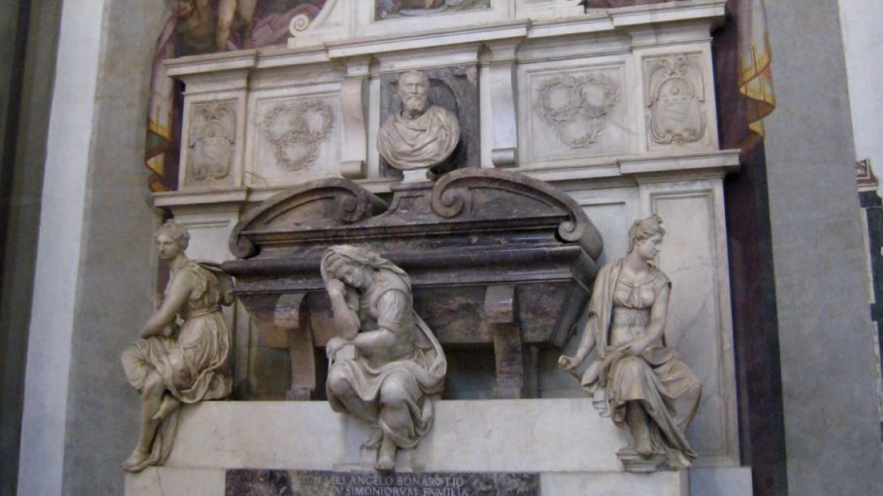 Túmulo dos Medici - Os Medici foram os grandes mecenas de Michelangelo, e o túmulo da família, localizado na Sacristia Nova da Basílica de San Lorenzo, em Florença, reúne algumas de suas esculturas mais sofisticadas, como as figuras alegóricas do Dia, da Noite, da Aurora e do Crepúsculo. O conjunto é uma das principais atrações de Florença, capital da Toscana, e um destino obrigatório para quem se interessa pela arte do Renascimento.
