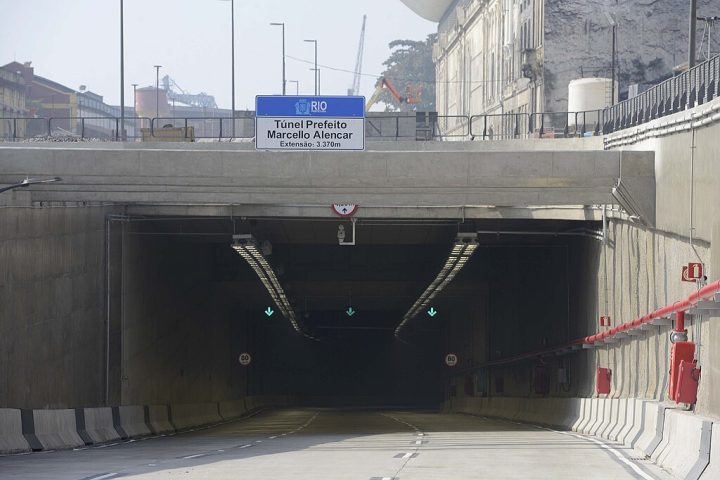 Um deles é o Túnel Prefeito Marcello Alencar, localizado no Rio de Janeiro, considerado o maior túnel urbano do Brasil com 3,3 km de extensão. 