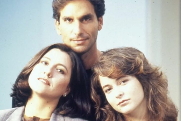 Sua estreia na televisão foi em 1990, na TV Globo, no papel de protagonista Zeca na novela 