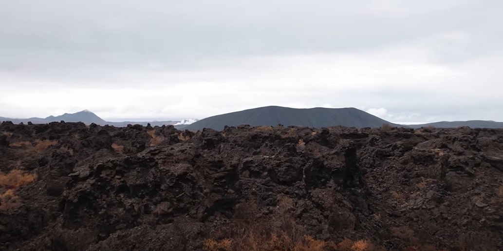 Assim, sua cratera acumulou sedimentos finos que deram origem a argilas ricas no metal. Em regiões como Thacker Pass, a camada chega a 30 metros de espessura e fica próxima da superfície, facilitando a mineração em larga escala. 