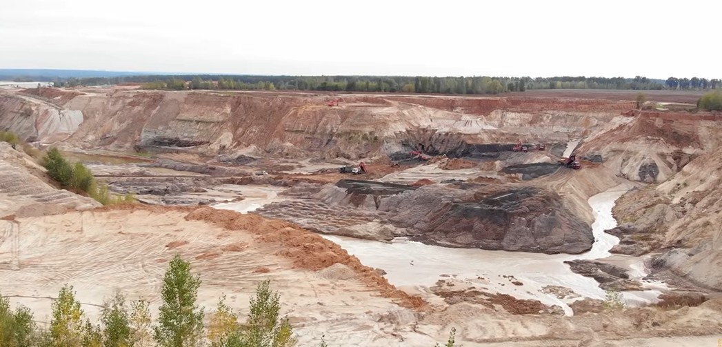 Pesquisas apontam teores de até 2,4 por cento, considerados altos para esse tipo de jazida. A descoberta é estratégica diante da crescente demanda por lítio, que pode alcançar 1 milhão de toneladas anuais até 2040, impulsionada por veículos elétricos e sistemas de energia renovável.