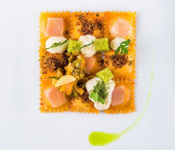 A integração de ingredientes brasileiros aos preparos tradicionais também chamou atenção, como no ravióli recheado com frango à caçadora servido com purê. 