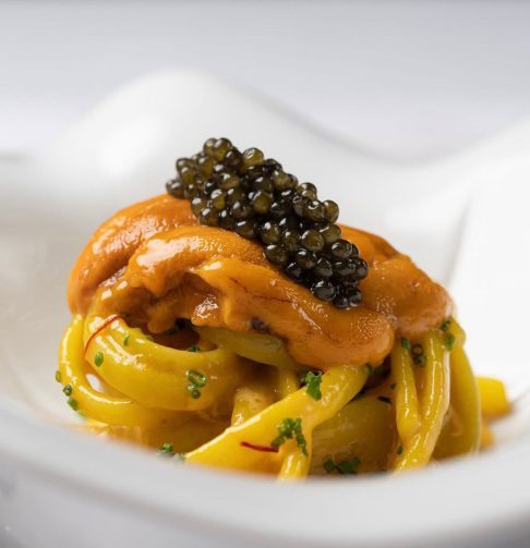 No cardápio, o ranking destaca pratos como mexilhões cacio e pepe, espaguete com cogumelos e trufas, bacalhau negro com vermute e caviar e a sobremesa floresta de morangos.