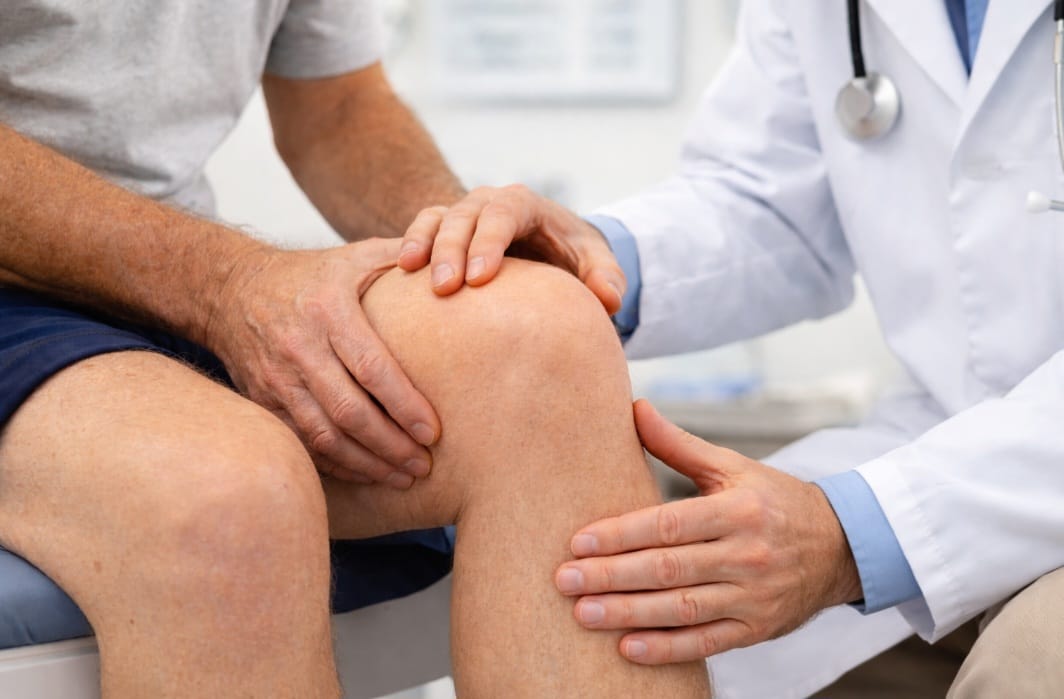 Embora não tenha cura, o diagnóstico precoce permite retardar a progressão da doença e melhorar a qualidade de vida. O tratamento inclui medicamentos analgésicos e anti-inflamatórios, fisioterapia e, em fases iniciais, procedimentos como a artroscopia, que pode remover fragmentos de cartilagem e tratar lesões associadas. 
