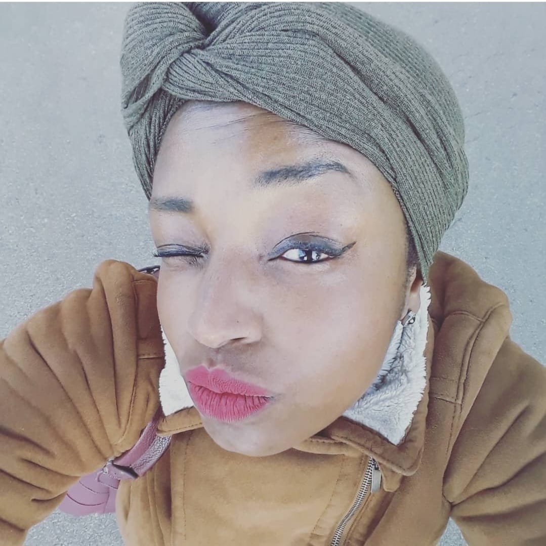 Ela também integrou o coletivo ‘Os Crespos’, composto por atores negros dedicados a pesquisas cênicas e audiovisuais, além da promoção de debates e intervenções públicas.
