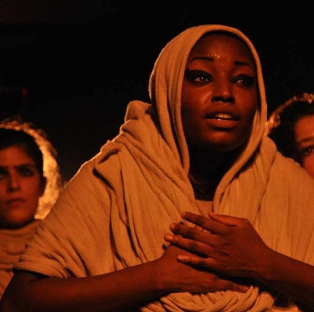 Sua carreira profissional teve início em 2012 e, entre 2012 e 2019, se dedicou quase exclusivamente ao teatro, atuando em montagens como “Cidade Desmanche