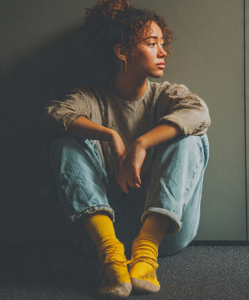 Ambientes quentes e úmidos dentro das meias favorecem o crescimento de bactérias e fungos, sobretudo entre os dedos. Esses microrganismos podem causar mau cheiro, irritações e aumentar o risco de micoses quando há repetição do uso.