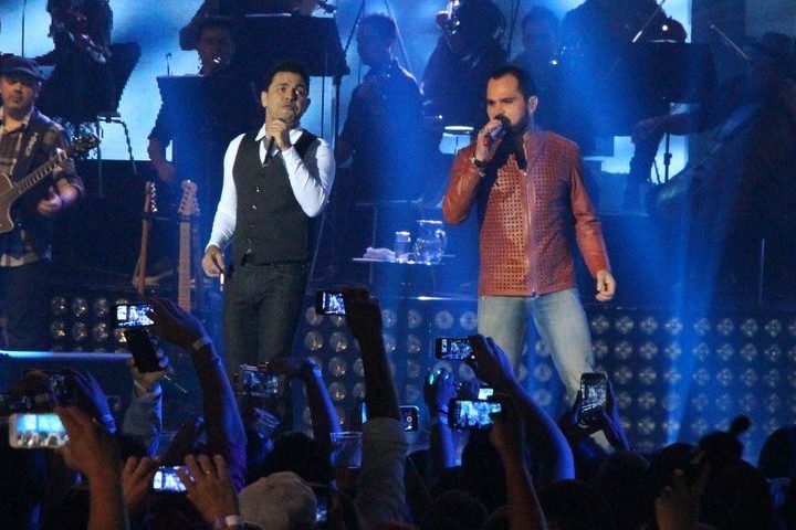 A partir daí, a dupla emplacou uma sequência de sucessos que marcaram gerações, como “No Dia em Que Saí de Casa”, “Você Vai Ver”, “Pão de Mel”, “Dois Corações e Uma História” e “Menina Veneno”.