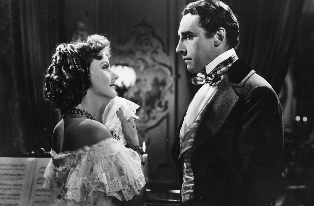 <p>O filme A Dama das Camélias, estrelado por Greta Garbo, levou a história ao cinema com forte carga emocional e visual refinado. A adaptação enfatiza o drama romântico e o conflito entre sentimento e reputação.</p>
