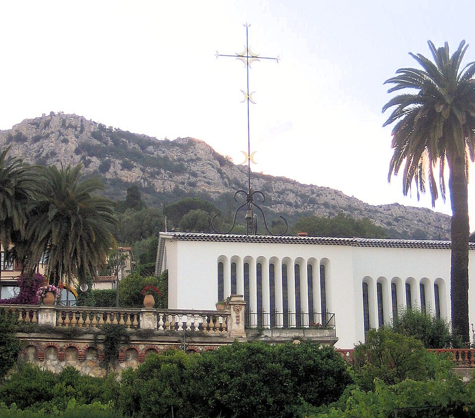 Nesse mesmo período, realizou um de seus projetos mais ambiciosos: a Capela do Rosário, em Vence, para a qual concebeu vitrais, painéis, mobiliário e vestes litúrgicas, unindo espiritualidade, simplicidade e modernidade.
