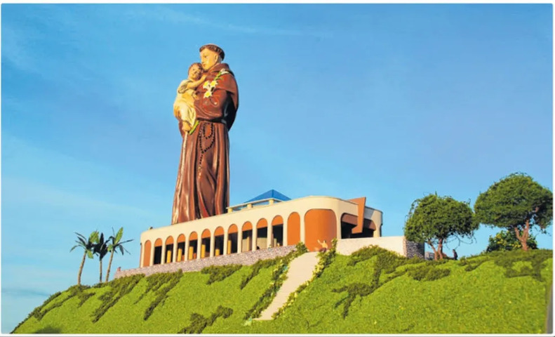 A estátua de Santo Antônio integra um projeto maior de complexo religioso idealizado pelo Governo do Ceará e pelo município, com museu, mirante e urbanização do entorno, reforçando a importância cultural e espiritual do monumento para a comunidade local
