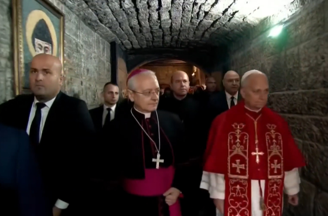 Leão 14 foi recebido pelo superior do convento e pelo superior geral da Ordem Libanesa Maronita. O presidente do Líbano e sua esposa também o saudaram antes da entrada na capela. O encontro reforçou a importância nacional da visita.