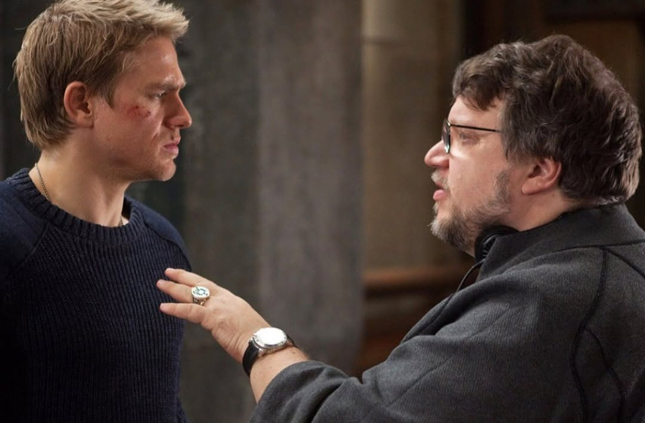 Ao trabalhar com Guillermo del Toro, James Gray e Guy Ritchie, Charlie absorveu diferentes estilos narrativos. Assim, cada colaboração enriqueceu sua visão artística e ampliou sua técnica. O contato com diretores renomados foi crucial para fortalecer sua identidade profissional.