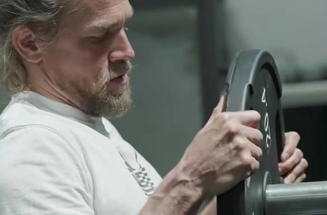 Conhecido por sua disciplina, Charlie mantém treinos rigorosos para papéis que exigem preparo físico. Artes marciais, musculação e técnicas de combate fazem parte de sua rotina, o que reforça sua reputação de ator comprometido.