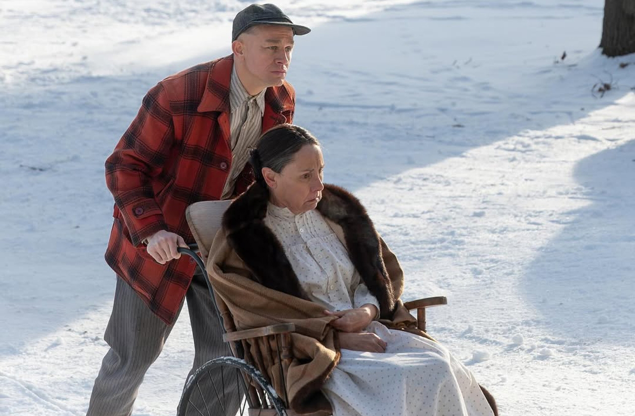 Na produção, ele interpreta o criminoso condenado por dois assassinatos e suspeito de outros, mergulhando em um papel que exigiu coragem emocional. E admitiu que adiou o início das pesquisas por medo, reforçando o peso psicológico do personagem real que inspirou a série.