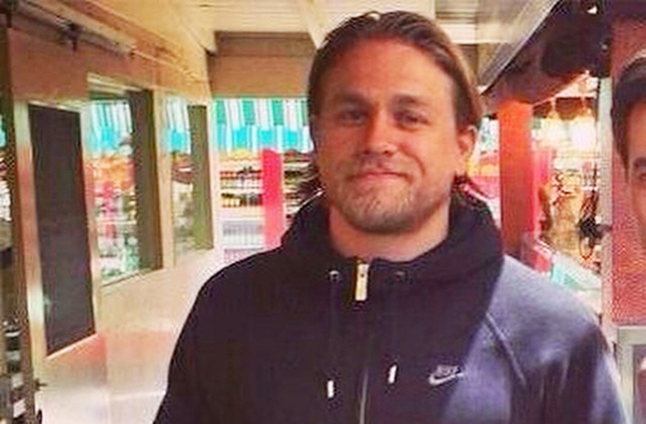 Com projetos em desenvolvimento e ambições criativas em expansão, Charlie Hunnam segue a expandir carreira sólida e multifacetada em busca de papéis que desafiem sua sensibilidade e ampliem sua expressão artística. O futuro aponta para novas fases igualmente intensas e significativas.