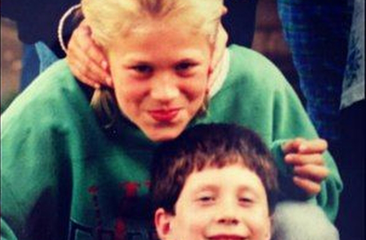 Nascido em Newcastle, Inglaterra, em 1980, Charlie cresceu em um ambiente simples e cheio de contrastes que moldaram sua visão de mundo. Sua infância foi marcada pela separação dos pais e forte influência da cultura local, o que o tornou resiliente e emocionalmente profundo desde cedo.