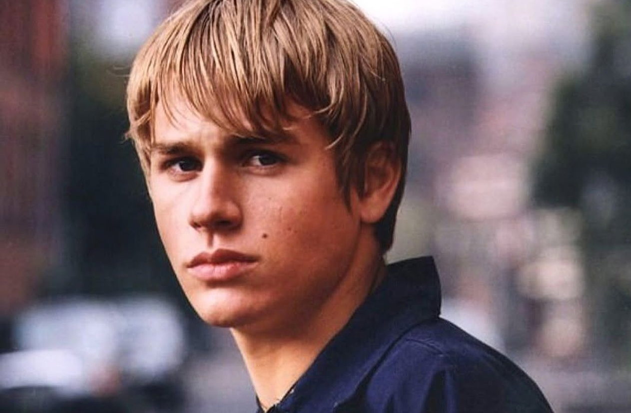 Durante a adolescência, ele encontrou na atuação uma forma de expressão que lhe permitia transformar vivências em arte. O interesse por escrita e criação também surgiu cedo, ampliando seu repertório criativo. A combinação dessas habilidades o preparou para desafios maiores.