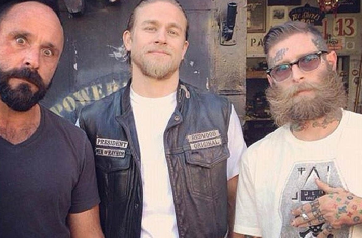 Para dar vida a Jax, Charlie mergulhou na cultura motociclista e estudou comportamentos reais de clubes. A imersão incluiu convivência com membros e observação de dinâmicas internas em um processo que elevou a autenticidade de sua atuação.